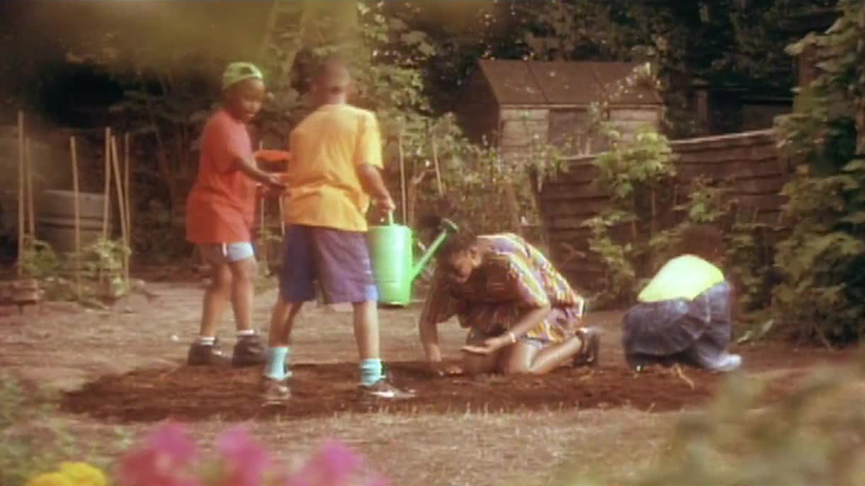 A powerfully bittersweet image of the loneliness and sacrifice in migration stories, centred on a Nigerian-British family