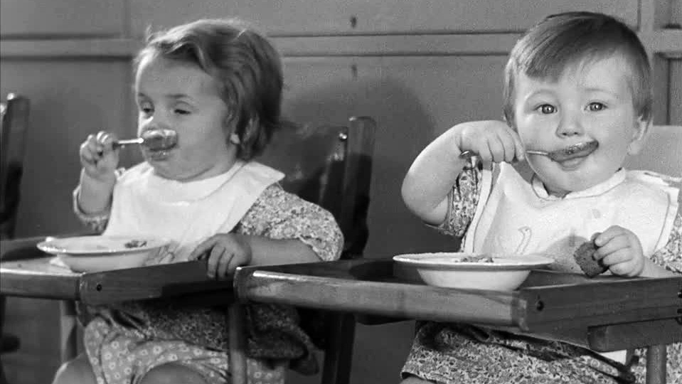 While Jack Crawford is serving at sea his pregnant wife Alice has access to all the care she needs at the local North London welfare centre.