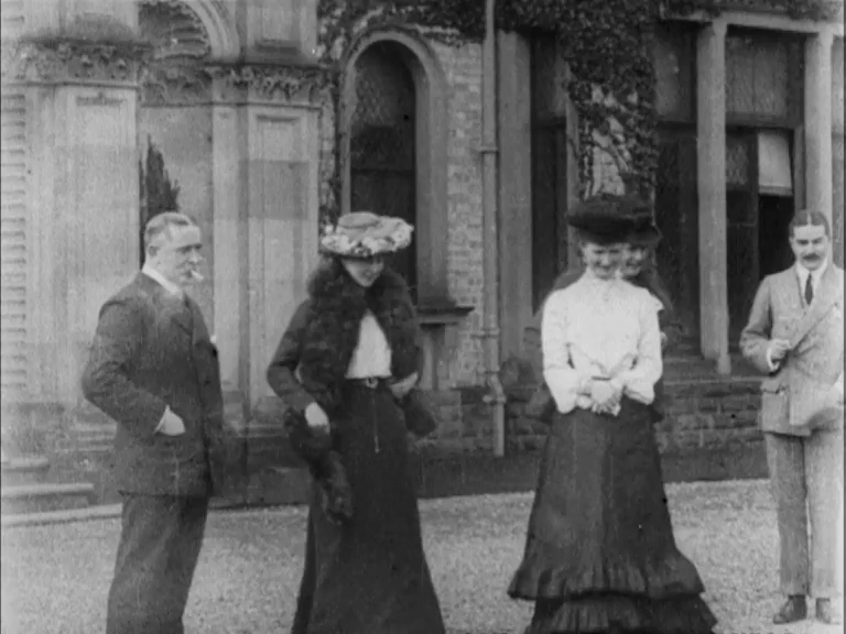 A Boer war hero visits a magnificent country house, scene of a royal scandal.