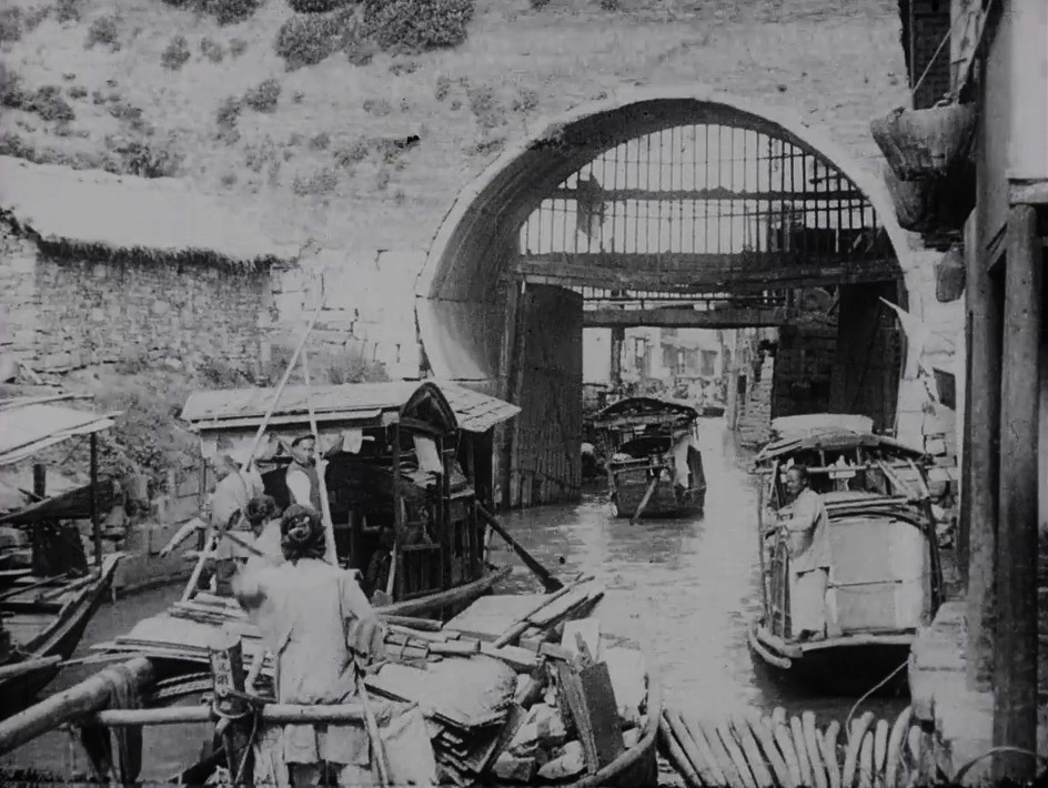 The waterways of Imperial China are bursting with life in this French travelogue made in the final years of the Qing Dynasty.