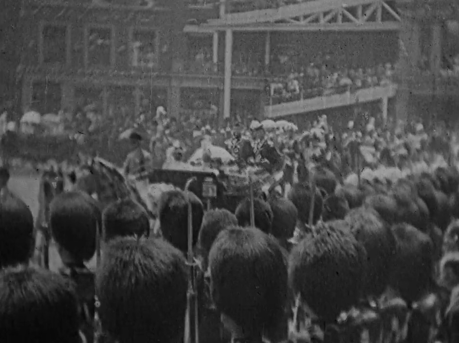 The Queen arriving at St Paul's