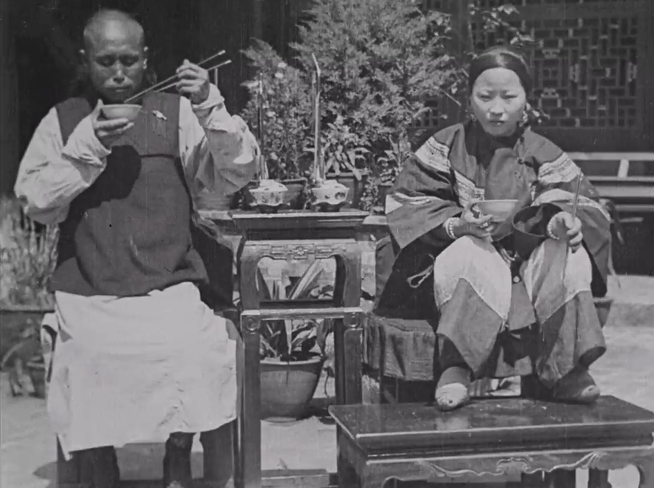 Five astonishing and intimate scenes recording the private lives of Kunming residents in the final years of China's Qing dynasty.