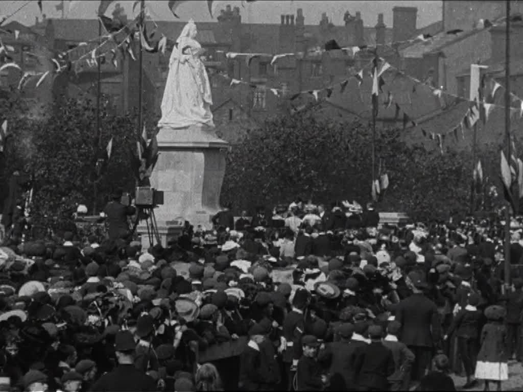 A majestic Blackpool monument to Queen Victoria is unveiled by Princess Louise.