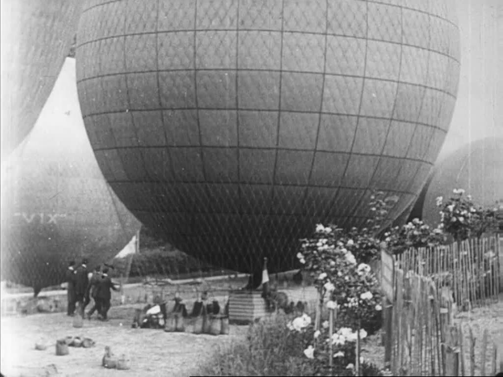 An aeronautical accident is caught on camera at a Parisian 'Aéro-Parc'.