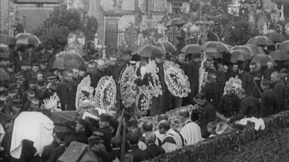 Sombre and moving World War I newsreel story.